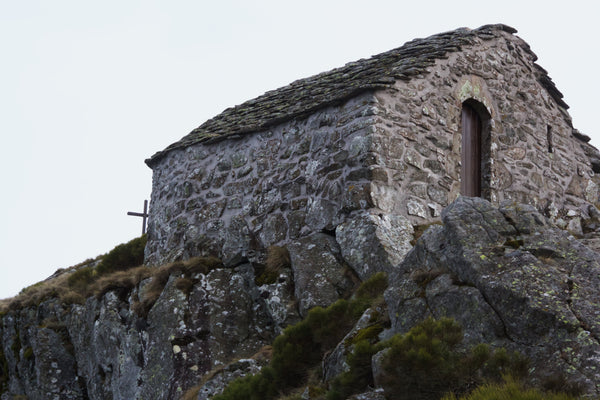 La chapelle de Saint Julien de Soutron construite au 17ème siècle Ardèche France - vagabondphotos.ch