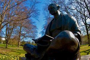 la statue de Gandhi une des plus belle sculpture de Genève - vagabondphotos.ch