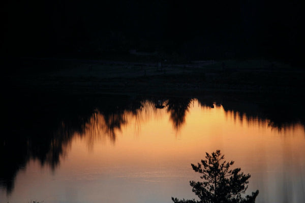 Levé de soleil sur un lac - vagabondphotos.ch