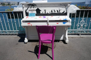 piano chaise rose - vagabondphotos.ch